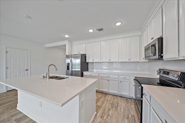 Building Photo - Beautiful Annual 4 Bedroom 2 Bath Single F...