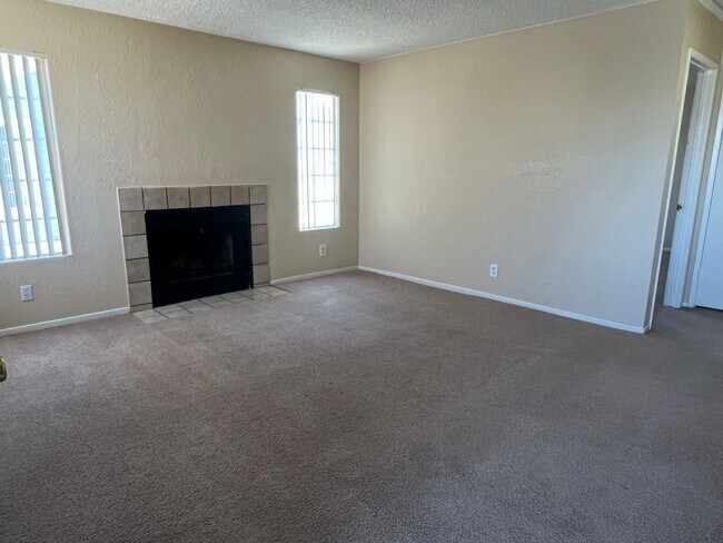 Building Photo - Best kept Fourplex- Mature Landscaping