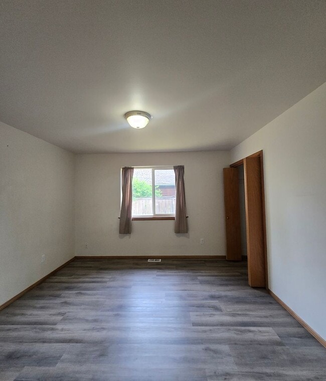 Building Photo - 3 Bed, 2 Bath Craftsman Style Home - Great Location in Port Townsend!