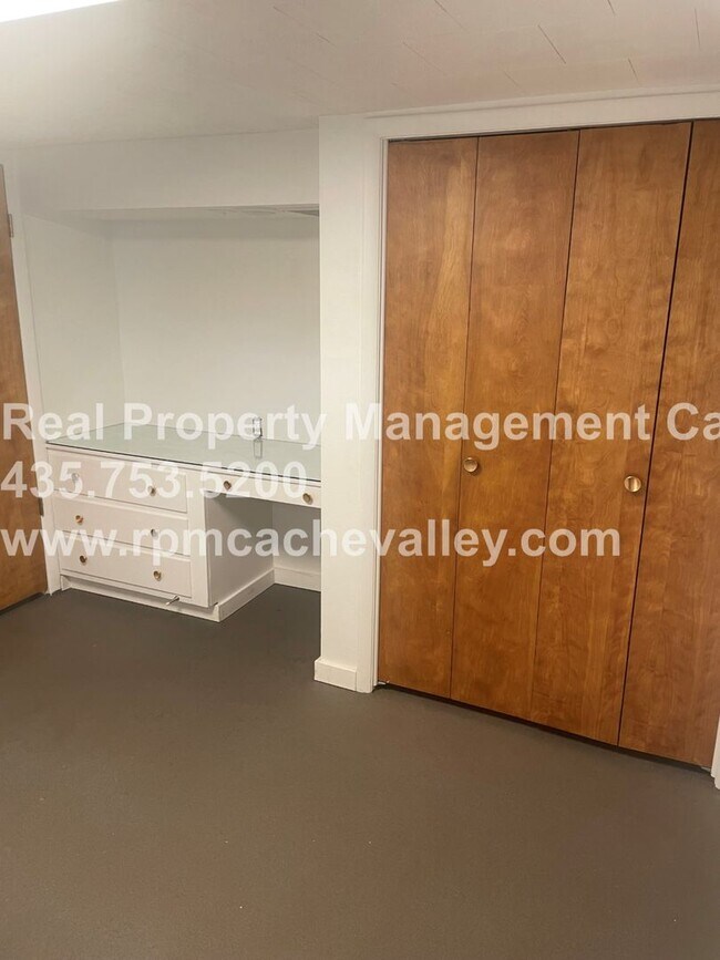 Building Photo - 495 E 900 N