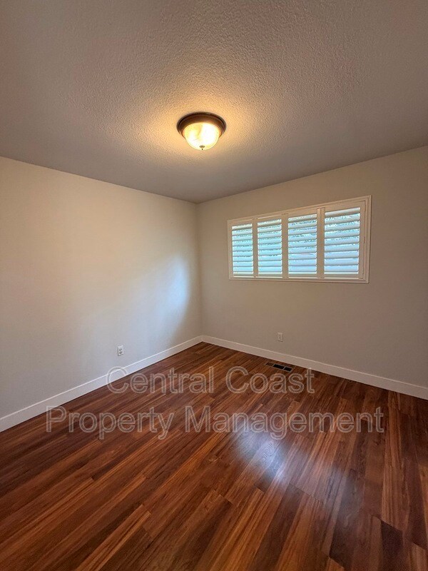 Building Photo - 9465 Valley Oak Way
