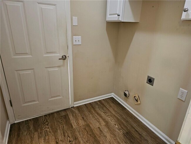 Building Photo - 2350 Kirkstone Dr