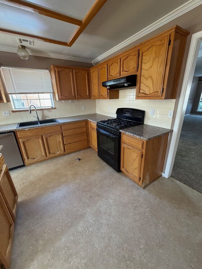 Building Photo - This charming single story 3 bedroom, 2 bath home with the convenience and an unbeatable location.