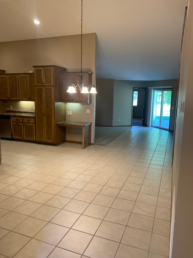 Building Photo - 664 Marilyn Ct