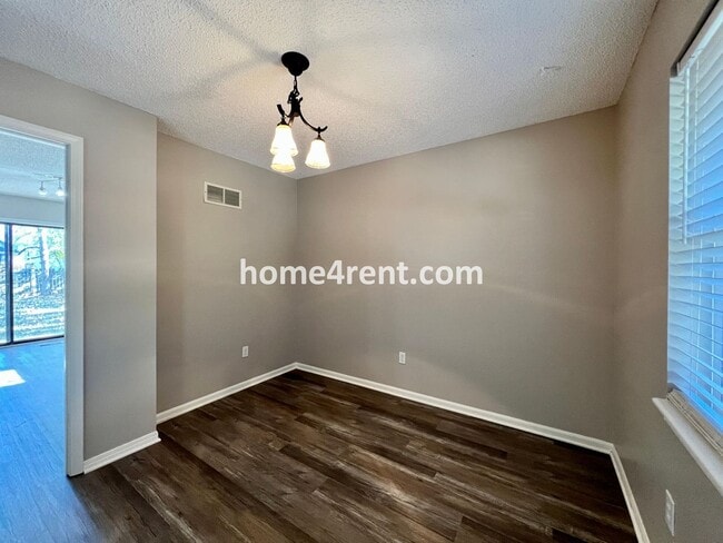 Building Photo - Wonderful Northland Home w/ an Updated Kit...