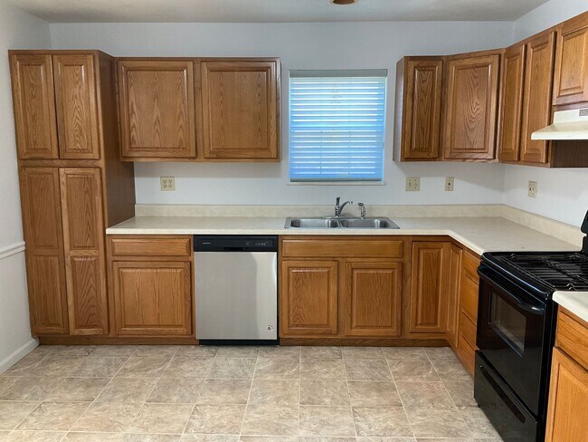 Building Photo - 1829 Spruce Hill Dr