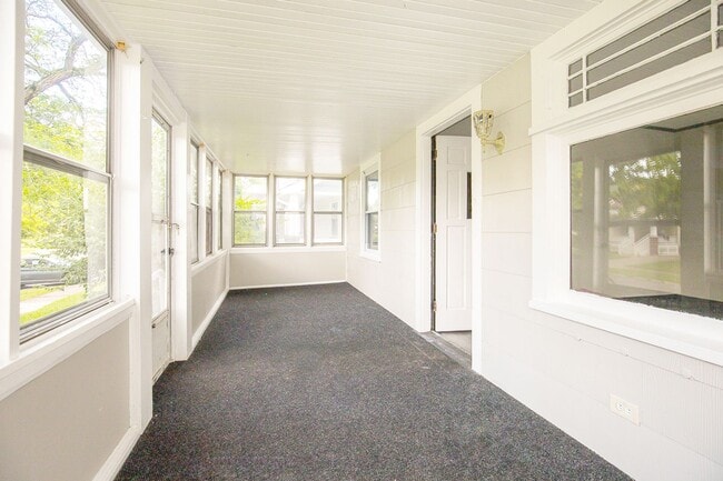 Building Photo - 4 BED 1 BATH BEAUTIFUL SINGLE FAMILY HOME ...