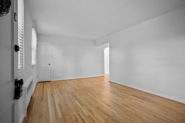 Building Photo - Renovated 2BR/1BA Condo close to shopping and the hospital