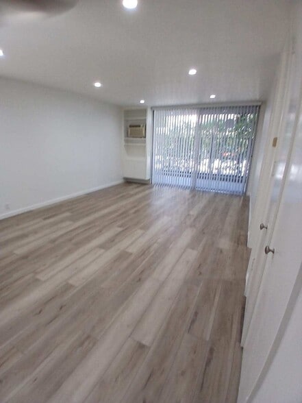 Building Photo - 533 S Hudson Ave