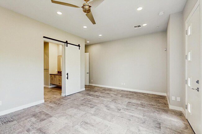 Building Photo - 2645 E Osborn Rd