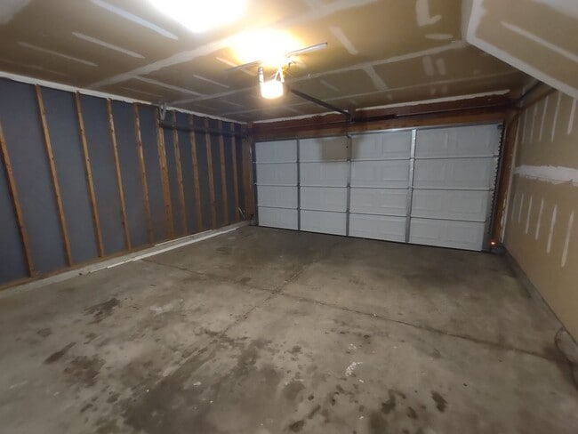 Building Photo - Move-In Ready Home located in the Back Cre...