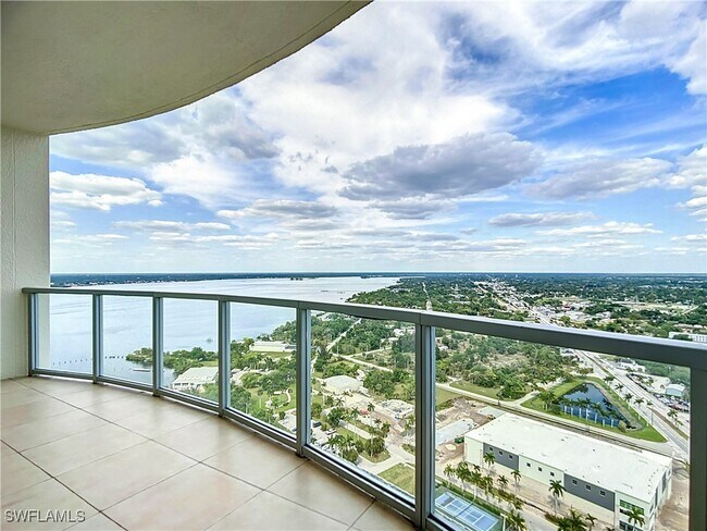 Building Photo - 3000 Oasis Grand Blvd