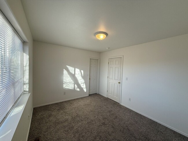 Building Photo - WARM 2 BEDROOM TOWNHOME LOCATED IN SW REDMOND!