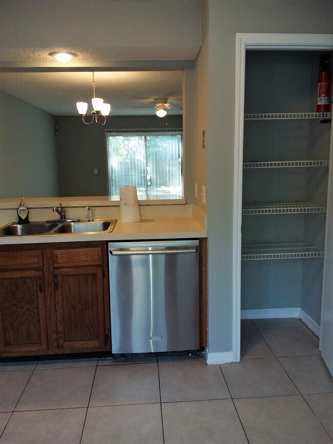 Building Photo - Lexington Square Townhome