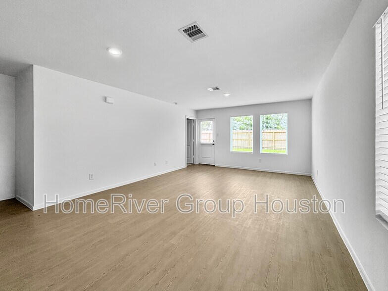 Building Photo - 5822 Starling Dr