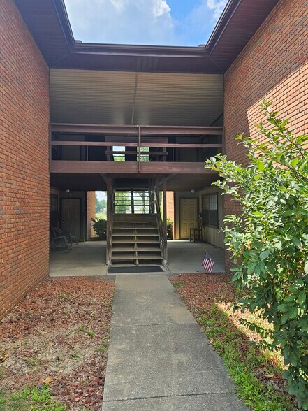 Building Photo - 2146 Tanglewood Ave