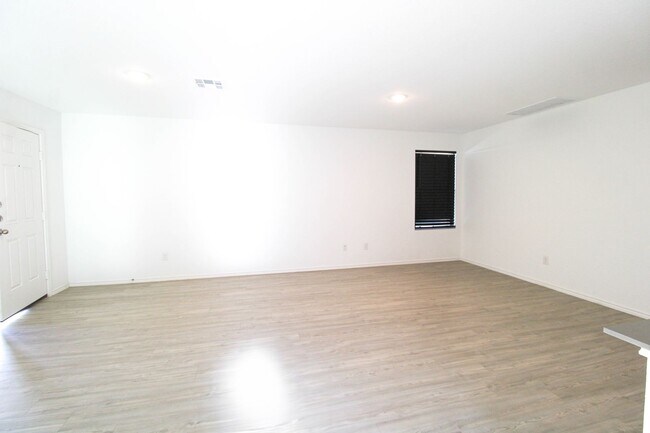 Building Photo - ************Move In Special- 2 WEEKS FREE!!!!************