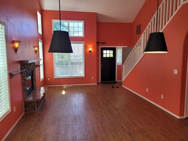 Building Photo - 3 Bedroom, 1 Bonus office/craft Room  and ...