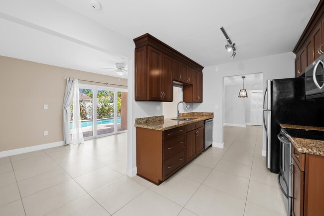 Building Photo - 313 SE 4th Terrace