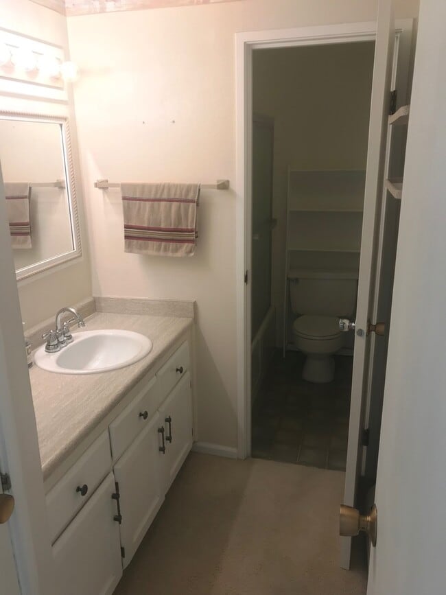 Building Photo - Top Floor South Facing One Bedroom Condo In North Boulder!  Perfect Location!