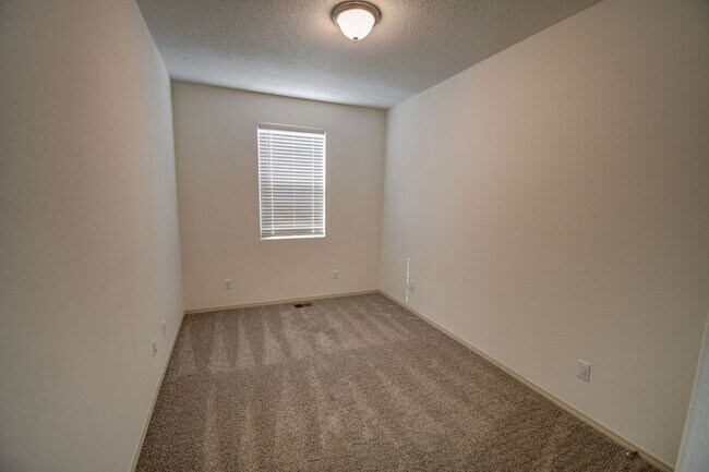 Building Photo - AMAZING SANTA FE LIVING