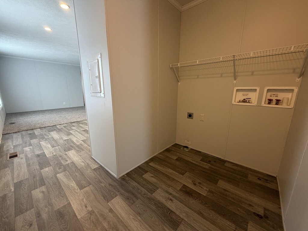 Building Photo - 38060 Leverette Ave