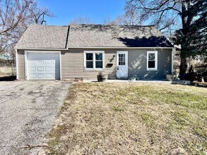 Building Photo - ADORABLE and CLEAN home in KCK-Available N...