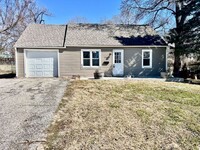 Building Photo - ADORABLE and CLEAN home in KCK-Available N...