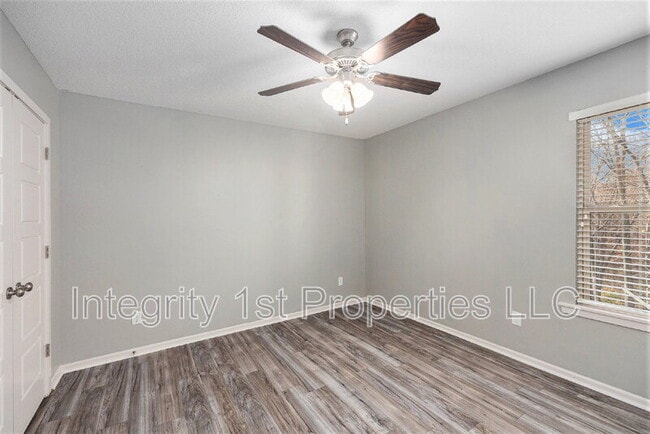 Building Photo - 6388 NW Sioux Dr