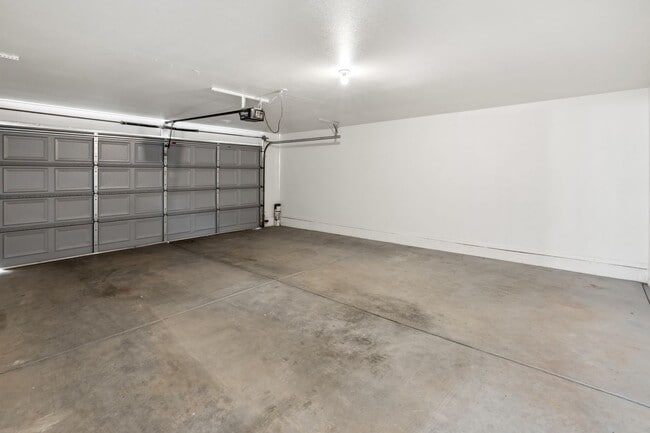 Building Photo - Tri-Plex for Rent