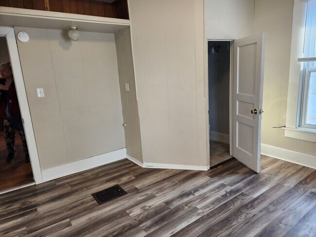 Building Photo - 4 bedroom house