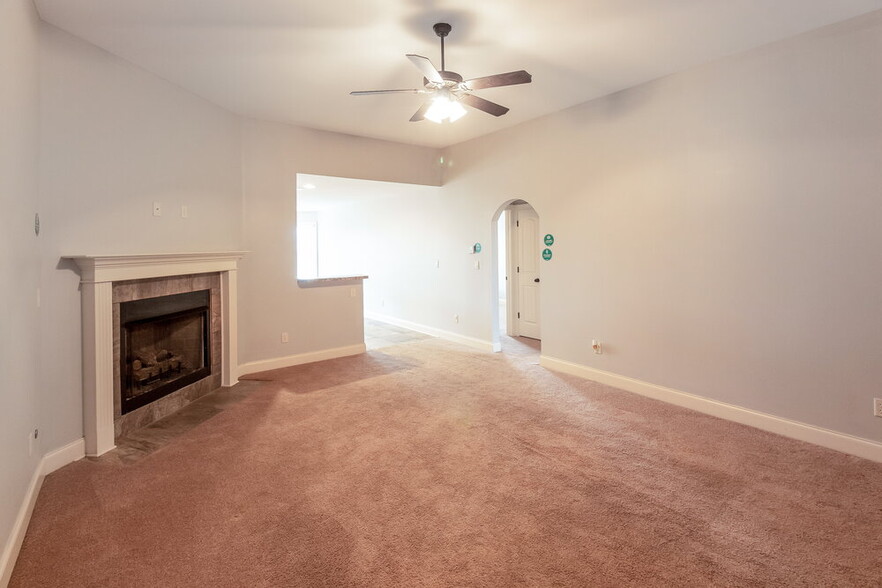 Building Photo - 3145 Pinetree Loop N