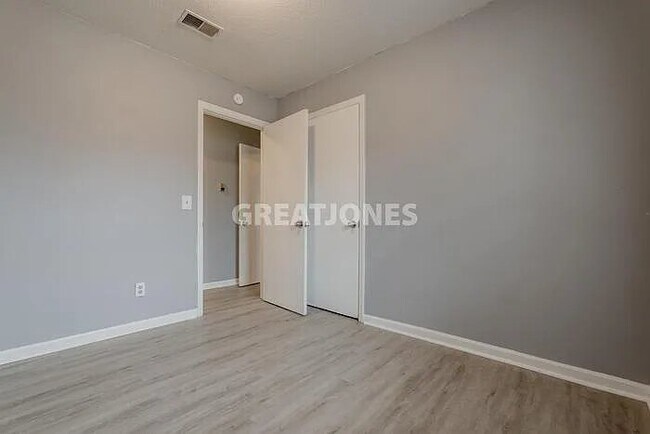 Building Photo - 428 W Lakeside Ave