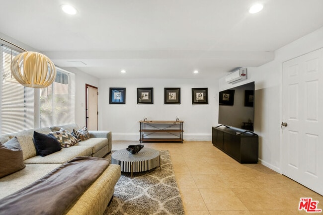 Primary Photo - 917 N Curson Ave