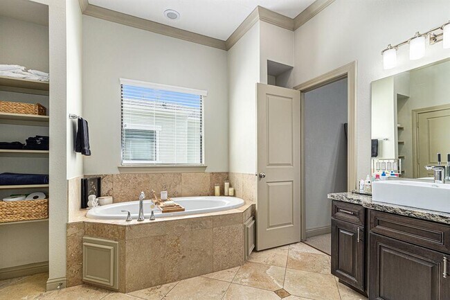 Building Photo - 1320 W 25th St