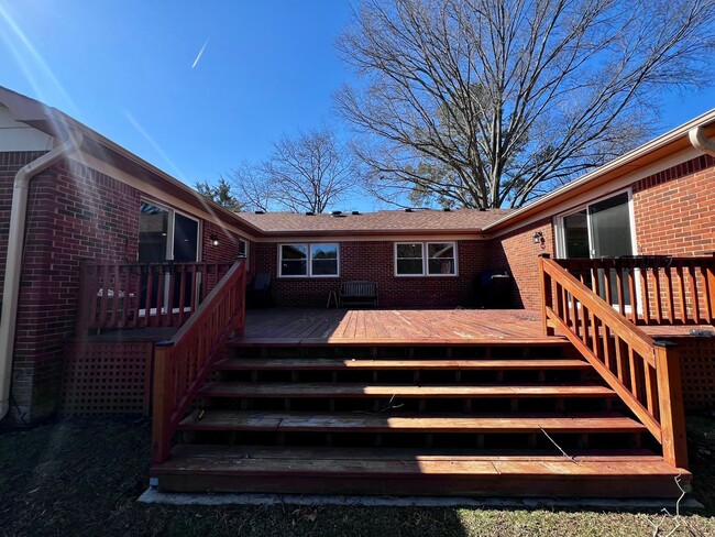 Building Photo - Beautiful Brick Ranch in the Stratford Cha...