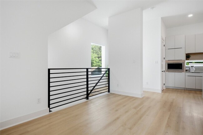 Building Photo - 5509 Hershe St