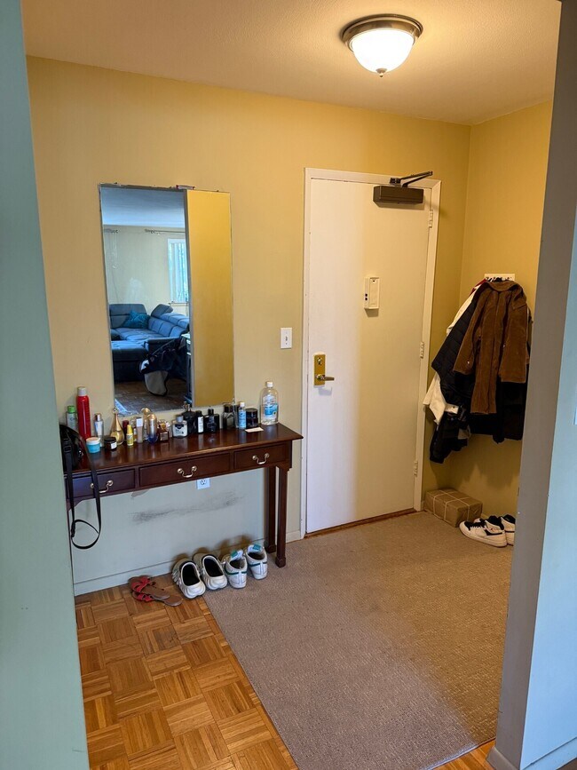 Building Photo - 893 Farmington Ave