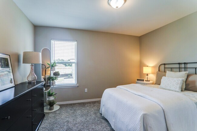 Building Photo - 301 Loris Wy