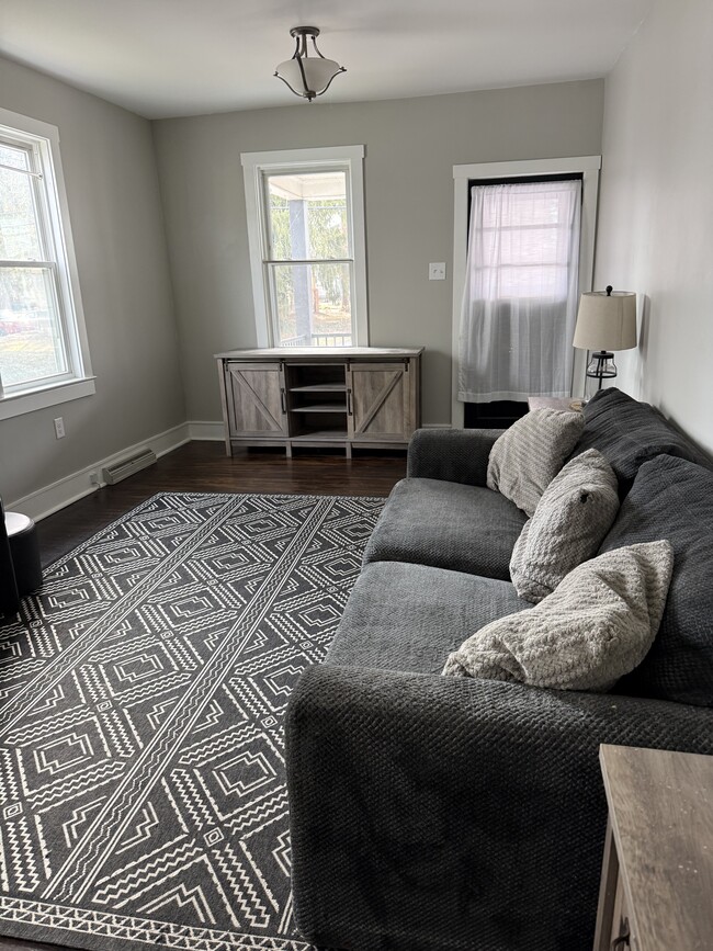 Building Photo - 406 W Pine St