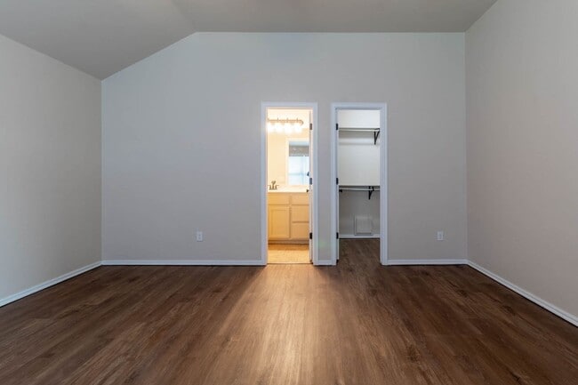 Building Photo - Spacious 2BD/2BTH Home Minutes away from Top Golf Chisholm Creek Shopping Center and Quail Spring...