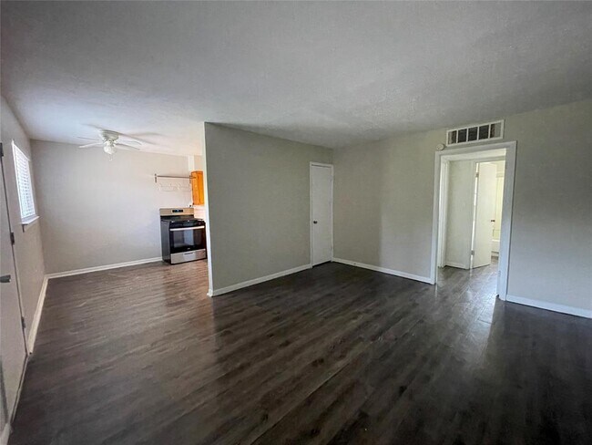 Building Photo - 3106 Duval St