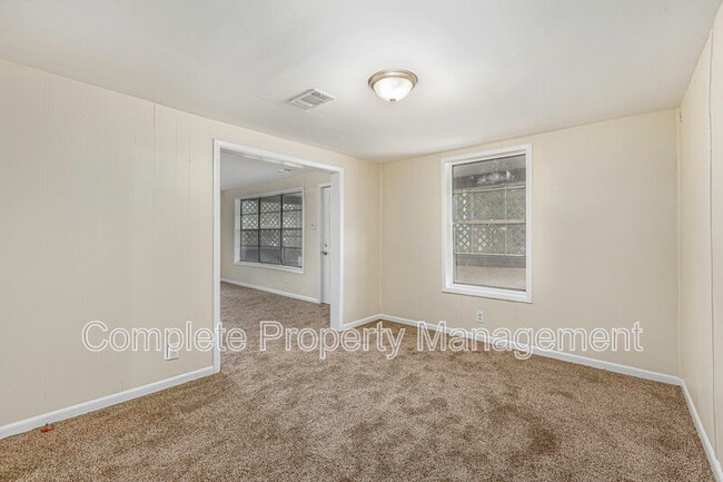 Building Photo - 18 Center St