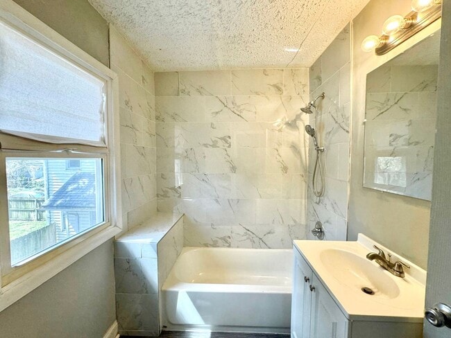 Building Photo - Spacious 3 Bedroom Home