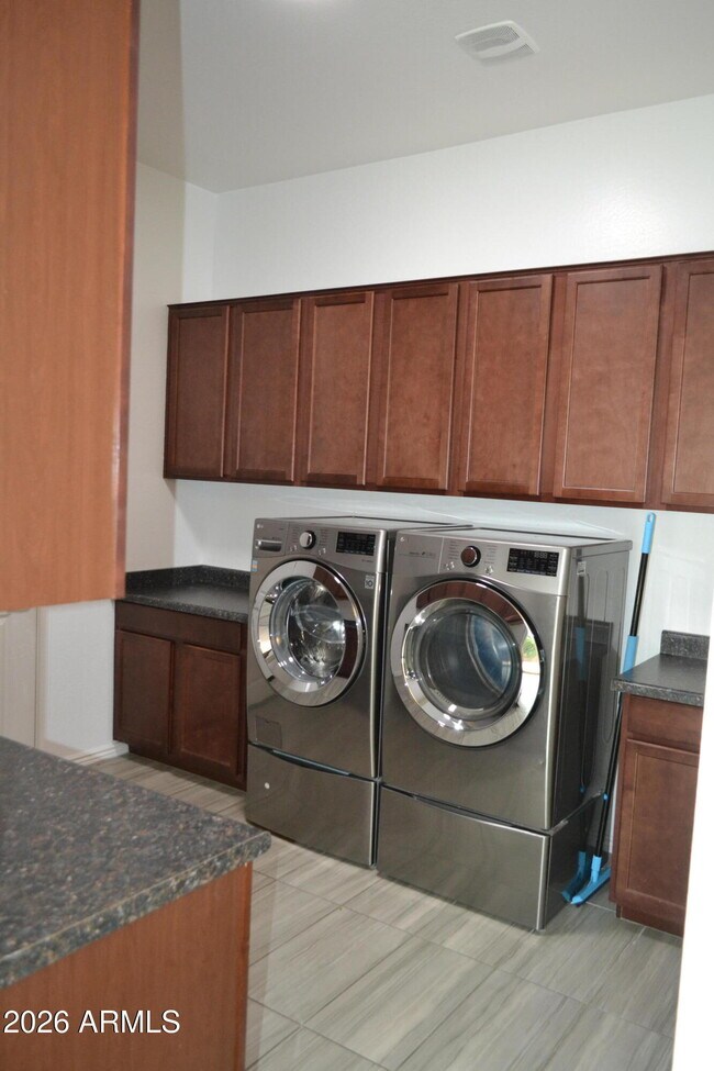 Building Photo - 9644 Thatcher Ave