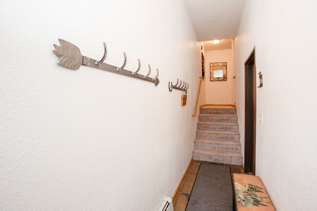 Building Photo - Convenient Location! Lots of Space and Lig...