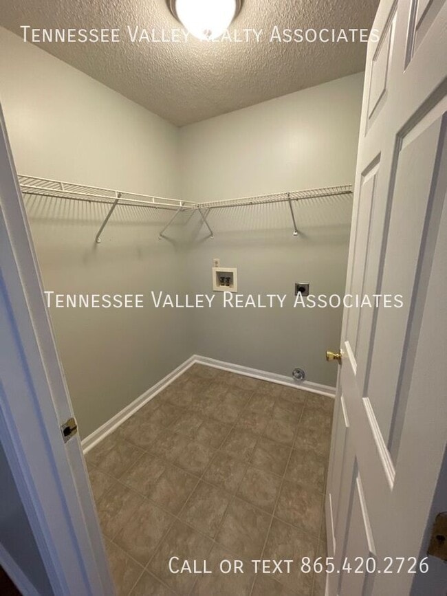 Building Photo - 900 Kirk Ave