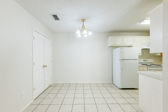Building Photo - Super Cute Duplex in South Lubbock