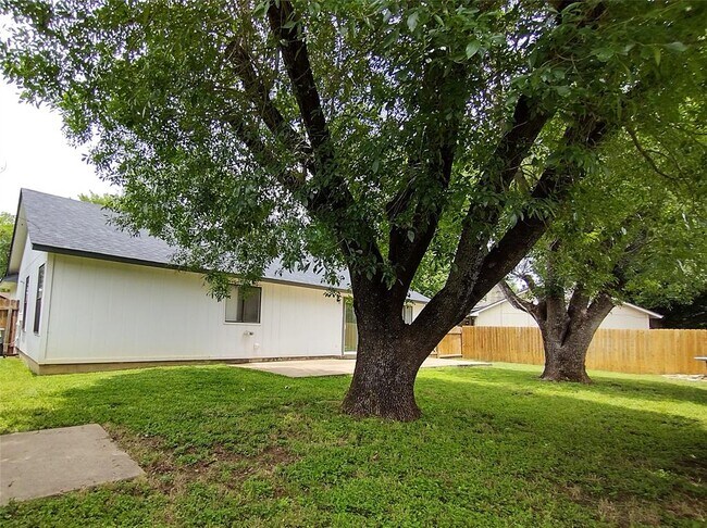 Building Photo - 1813 Laurel Path