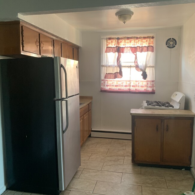 Kitchen area - 6324 Crescentville Rd